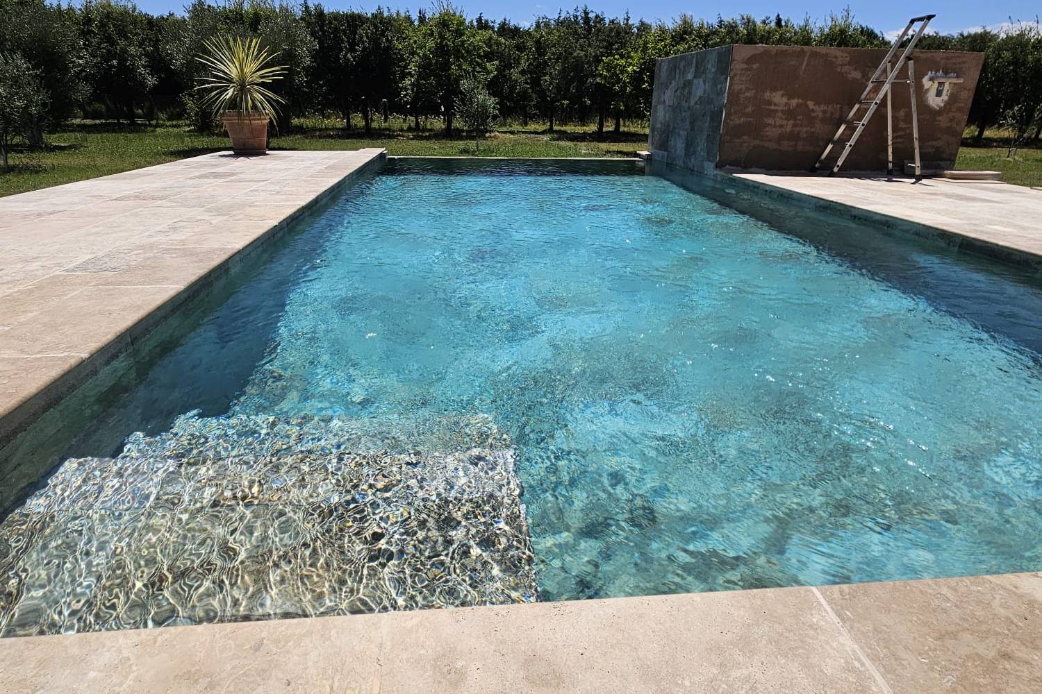 Finitions et aménagements de piscine en béton par AL-BTP dans les Alpilles